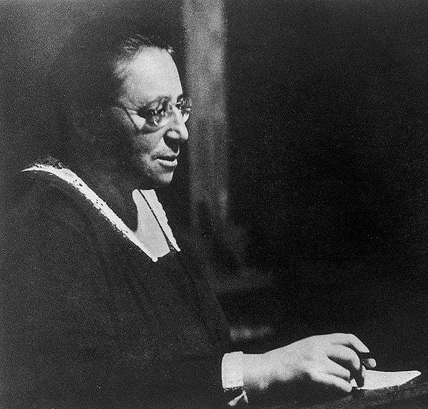 3. Gittiği üniversitede okuyan iki kadından biri olan Emmy Noether invaryant konularında temel sorunları çözen kişiydi. Yaptığı önemli işlerden dolayı Einstein, var olmuş en iyi matematik dehası olduğunu söyledi.