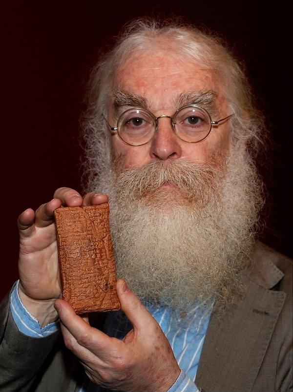 6. Tanrı Enki'nin Sümer kralı ile konuştuğu hikayeyi anlatan 3 bin 770 senelik tableti elinde tutan Dr. Irving Finkel.