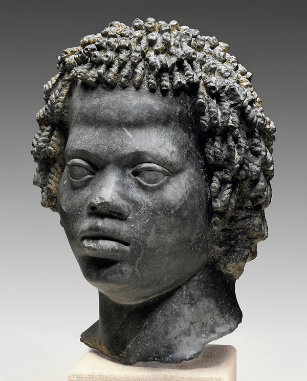 10. Mısır'da M.Ö. 2. yüzyıldan Kıvırcık saçları ve sıkı bukleleriyle dikkat çeken bir adamın portresi.