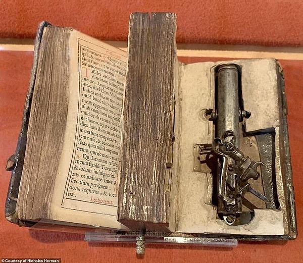 11. Eski Venedik Başkanı Francesco Morozini'ye (1619-1964) özel tasarlanan, içerisine silah saklanmış bir İncil. İncil'in sahibi, silahı çıkarmasına gerek olmadan kitap ayracını çekerek ateş edebiliyordu!