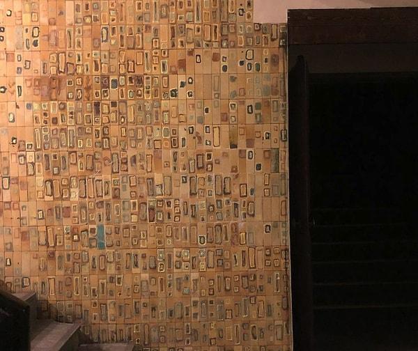 Kavaklıdere Sineması'nın iç mekânında yer alan ve üç katı kapsayan seramik duvar, Çanakkale Seramik tarafından, reklam panosu olarak yapılmıştır.
