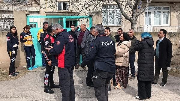 Elazığ’da doğal gaz kaçağı için bir eve giren polis ekipleri, 6 kişiyi kafasından silahla vurulmuş halde buldu. Aktif olarak görev yapan bir öğretmenin, ailesini katlettikten sonra intihar ettiği öğrenildi.