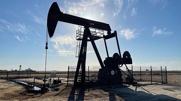 Orta Doğu'nun önemli petrol rezervleri, istikrarlı bir ham petrol arzı sağlayarak küresel enerji güvenliğine katkıda bulunmaktadır. Bölgenin üretimindeki herhangi bir aksaklık veya siyasi istikrarsızlık, petrol fiyatları ve küresel piyasalar üzerinde dalgalanma etkisi yaratabilir.
