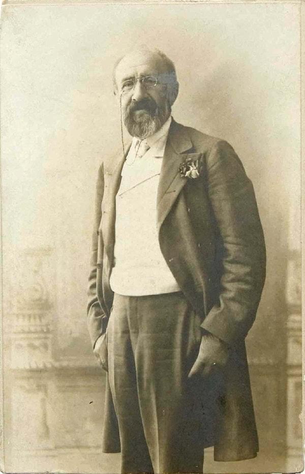 Osman Hamdi Bey, eğitimine önce İstanbul'da başladı, ardından Paris'e hukuk eğitimi almak üzere gönderildi.