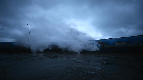 Lodosun bugün saat 09.00'dan, pazar günü saat 06.00'ya kadar süreceği, ulaşımda aksamalar, çatı uçması, soba ve doğal gaz kaynaklı baca zehirlenmesi, ağaç ve direk devrilmesi gibi olumsuzluklara karşı dikkatli ve tedbirli olunması istendi.