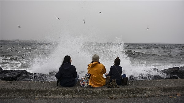 Meteoroloji Genel Müdürlüğü'nden yapılan açıklamada, bugün Marmara ve Ege bölgelerinde rüzgarın, güney ve güneybatı (lodos) yönlerden kuvvetli yer yer hamleli fırtına (50-70 km/saat, yüksek kesimlerde 70-80 km/saat) şeklinde eseceği bildirildi.