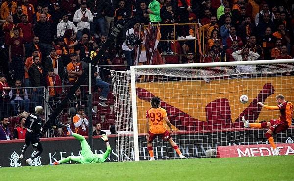 Mücadele boyunca oldukça zorlanan Galatasaray maçı son anda bulduğu gollerle 2-0 kazanmasını bildi.