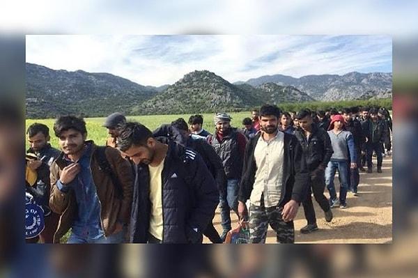 Afganistan'dan gelen kaçak göçmenlerin Türkiye'ye kaçak yollardan giriş yaptığına ilişkin görüntüler son dönemde sosyal medyada gündem olmaya devam ediyor.
