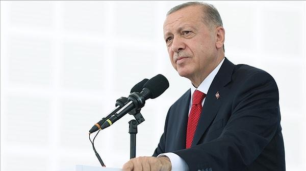 Erdoğan konuşmasında, Millet İttifakı'nın cumhurbaşkanı adayı Kemal Kılıçdaroğlu'nun seccadeye 'bastığı' görüntülere de değindi.