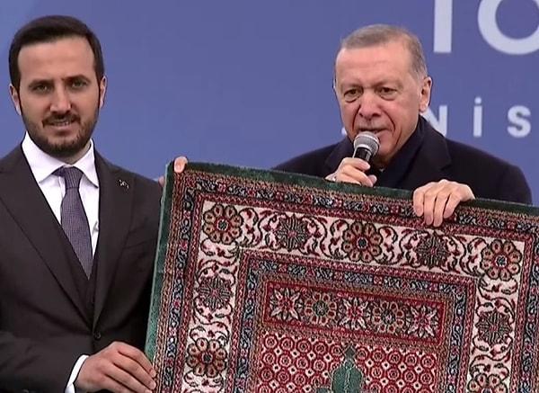 Ayrıca Cumhurbaşkanı Erdoğan, yaptığı konuşmada seçimleri kazanırsa şükür namazını bu seccadede kılacağını açıkladı.