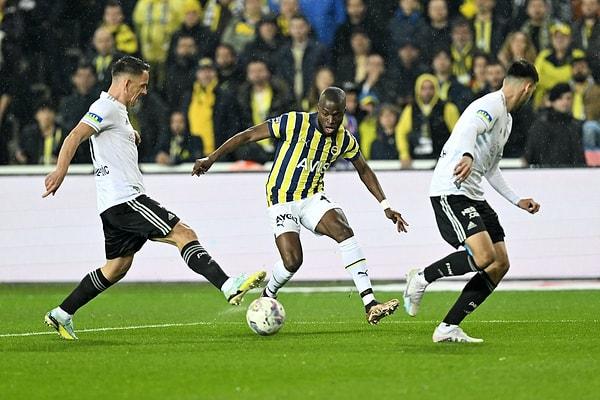 İkinci sarı karttan kırmızı kart gören Wellinton oyun dışında kaldı. Valencia topu direğe nişanladı ve Fenerbahçe penaltı vuruşundan yararlanamadı.