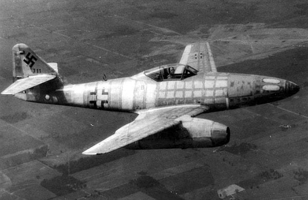 3. İlk jet uçak Nazi Almanyası tarafından icat edildi. Oluşumu ilk 1936 yılında başladı ancak ilk kez 1939'da havalandı.