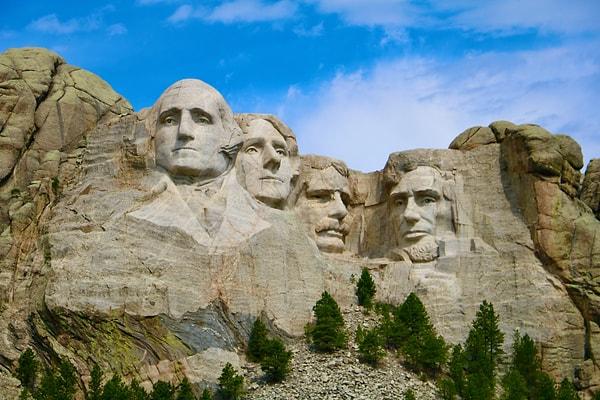 12. Rushmore Dağı Anıtı'nı yapmak bir milyon dolardan daha aza mal oldu. İnşası 1927 yılından 1941 yılına kadar 14 yıl sürdü; 400 işçi çalıştı.
