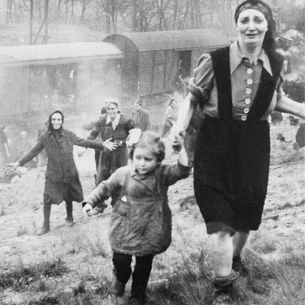 11. Holokost trenlerinden kurtulan Yahudi insanların sevinci. (1945)