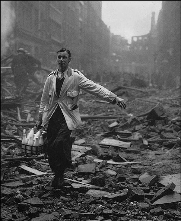 15. Ne olursa olsun yaşamaya mecbur olanlar: Londra'nın Alman bombalama saldırısının ardından süt satan adam. (1940)