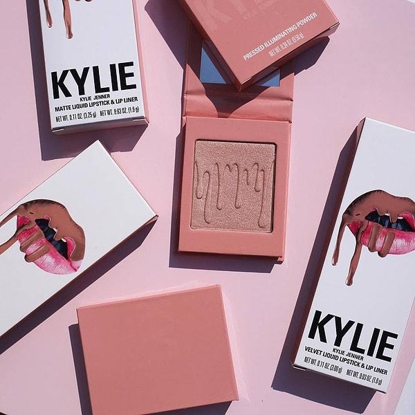 Bu başarısı da 2015 yılında piyasaya sürer sürmez viral olan ve markasının hızla yayılmasına neden olan ‘Kylie Cosmetics'ti.