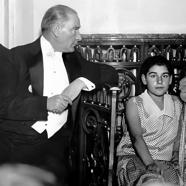 Bir Dinozorun Anıları'nda çok şaşıracağınız bir anısı daha var Urgan'ın. 15 yaşında Ankara'da bir düğünde Mustafa Kemal Atatürk'le vals partneri oluşuydu. Urgan şöyle anlatıyor Atatürk ile tanışmasını: