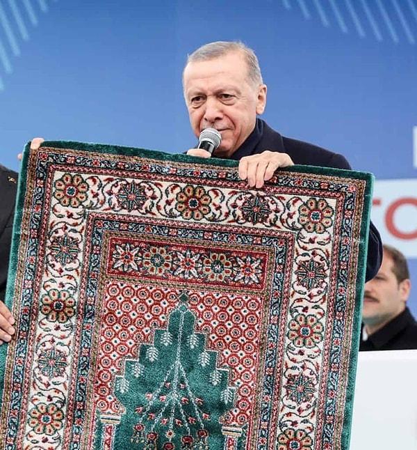 Konuyu dün Cumhurbaşkanı Recep Tayyip Erdoğan da gündemine aldı ve "Birileri seccadelerin üzerine ayakkabılarıyla basabilir çünkü bunlar, Pensilvanya’dan alıyorlar talimatı. Onlara göre meşrudur, yapabilirler” dedi.