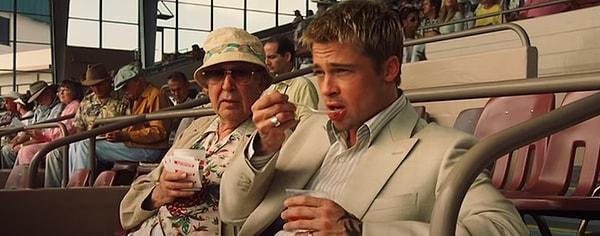 Pitt’in bu davranışının istatistiksel sonuçları da bir hayli çarpıcı. Öylesine tuhaf ki Brad Pitt, filmleri içinde yemek yediği sahneler varsa o film, gelen eleştiriler ve finansan açıdan daha başarılı oluyor. Bunun için 200 kaloriden fazla yemesi yeterli!