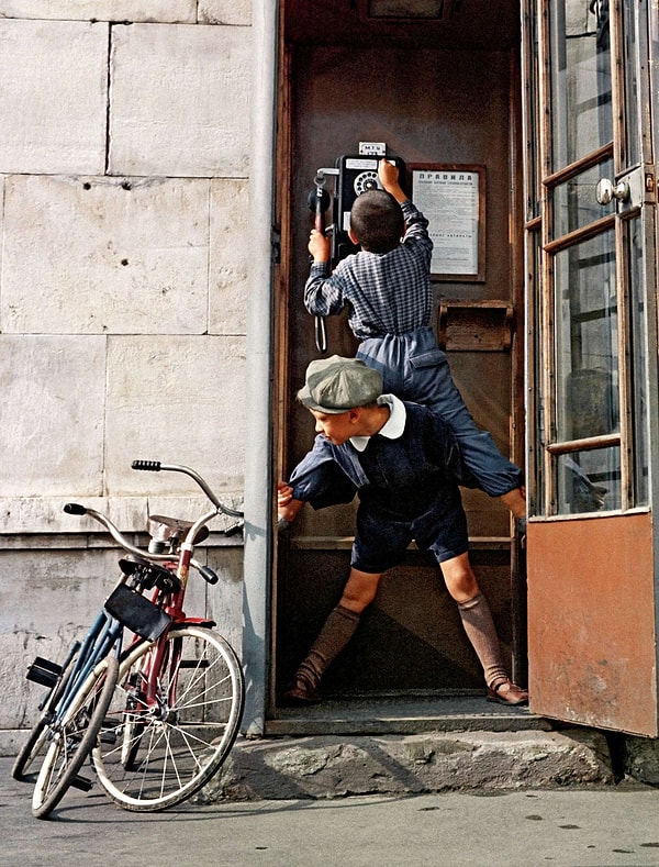 Или сделать 50 звонков по телефону-автомату: один звонок стоил 2 копейки. Время звонков ограничивалось только очередью