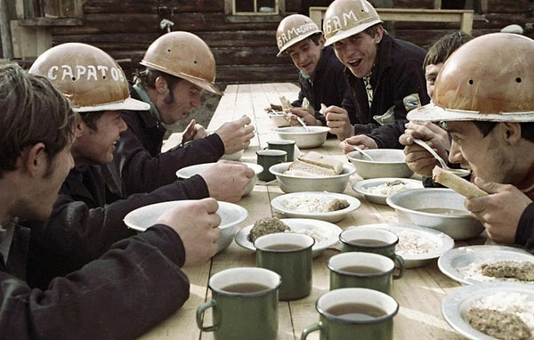 Ну а средняя зарплата тогда была 90-120 рублей...