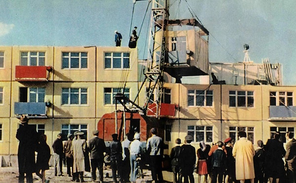 Некоторые выдвигали версии, что это так развлекались строитель, — специально клали в потолочные плиты металлические шарики