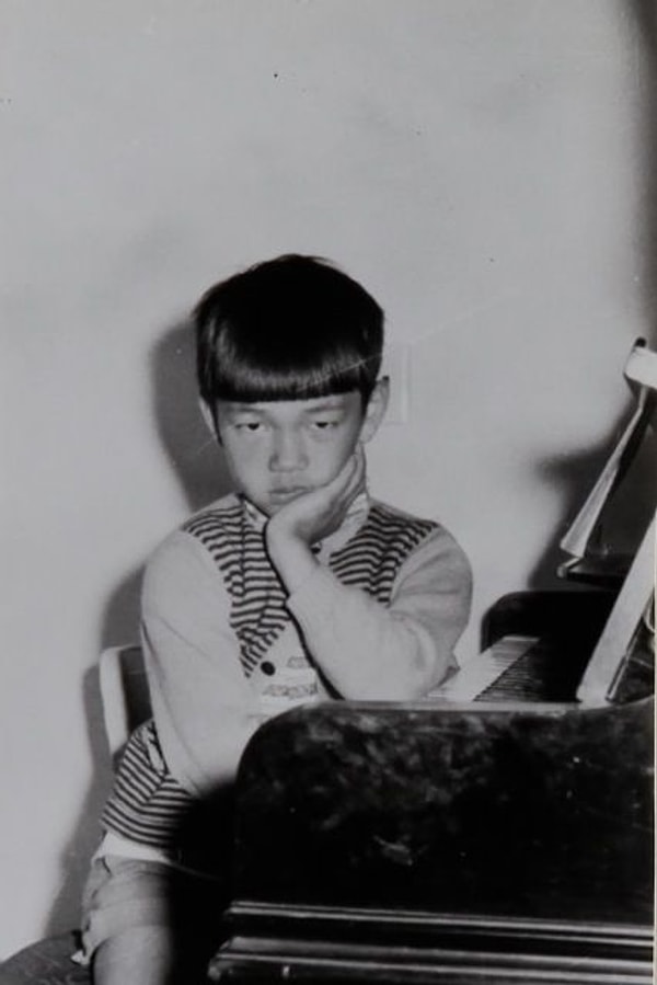 Sakamoto Ryuichi, 1952 yılında Tokyo, Japonya'da doğmuştur.