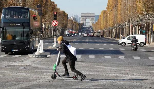 Paris’te yapılan referandum sonrası elektrikli scooter kullanımı yasaklandı. Böylelikle "Avrupa'da elektrikli scooter kiralama hizmetinin yasaklandığı ilk şehir" Paris oldu.