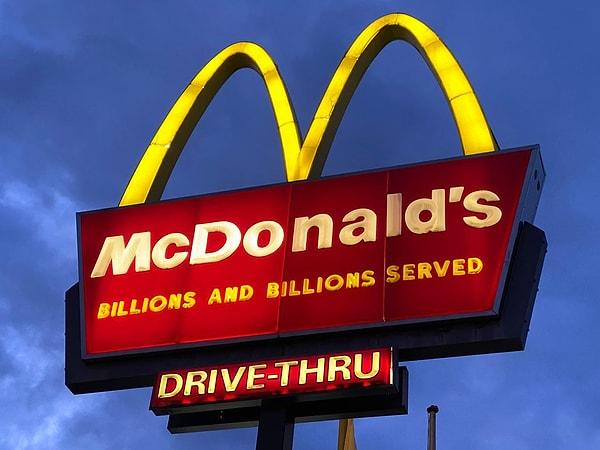 Global çapta McDonald's menülerindeki fiyat artışı dikkatleri çekmiş ve bu konuda herkes tarafından eleştiri almıştı. Özellikle ABD'de 2-4 dolar arası satılan menülerin artık 16 dolara satılması sosyal medyayı ayağa kaldırmıştı.