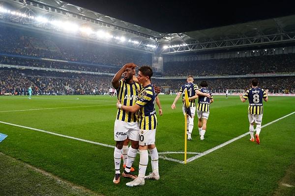 Süper Lig'in 27. haftasında derbi heyecanı yaşandı. Evinde Beşiktaş'ı konuk eden Fenerbahçe, 1-0 öne geçtiği maçı 4-2'lik skorla kaybetti.