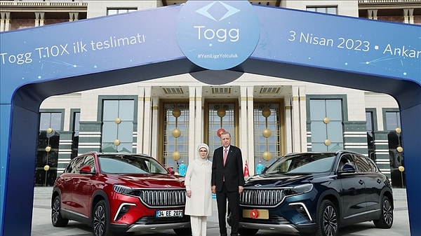 Teslim töreninde Tayyip Erdoğan ve Emine Erdoğan'a 'Anadolu kırmızısı ve Gemlik mavisi' Togg T10X modeli araçlar teslim edildi.