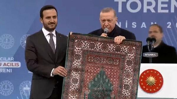 Cumhurbaşkanı Erdoğan ise, Kılıçdaroğlu'na seccadeli bir gönderme yaptı.