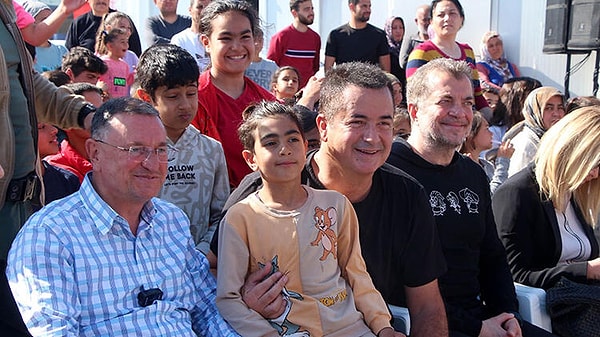 Acun Ilıcalı, Çağla Ayça Altunkaya ve karikatürist Varol Yaşaroğlu Katar-Türkiye Konteyner Kardeşlik Kenti'nde çocuklarla birlikte film izledi.