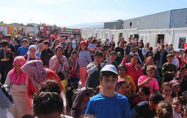 Acun Ilıcalı ve beraberindekiler daha sonra çocuklarla birlikte "Kral Şakir: Mikrop Avcıları" filmini izledi.