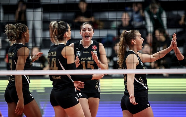 İstanbul'daki ilk maçını 3-0 kazanan VakıfBank, deplasmanda da rakibini 3-2 mağlup etmeyi başardı ve üst üste 11. kez yarı finale yükseldi.