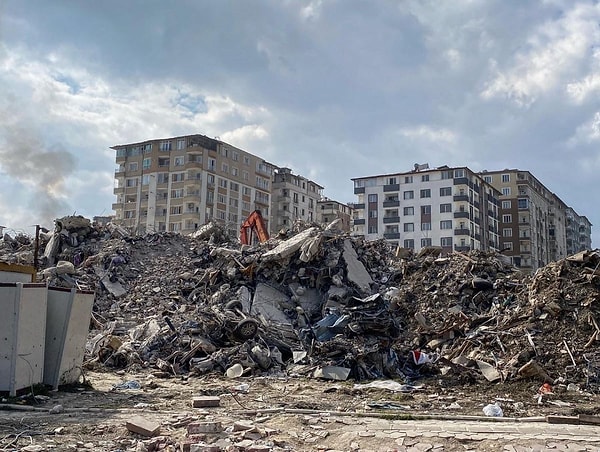 Deprem bölgesinde devam eden enkaz kaldırma çalışmaları sırasında hala vatandaşların cansız bedeni bulunuyor.