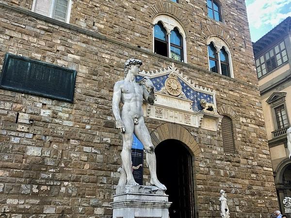 5. Heykel, aslında Floransa Katedrali'nin girişine yerleştirilmek üzere sipariş edildi. Ancak heykel, büyük boyutu nedeniyle katedral kapısından geçirilemediği için Medici sarayına taşındı.