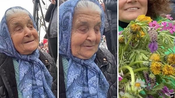 89 yaşındaki Nermin Teyze mitinge gelirlen Kemal Kılıçdaroğlu ve Ekrem İmamoğlu için kendi bahçesinde yetiştirdiği çiçeklerden toplamış.