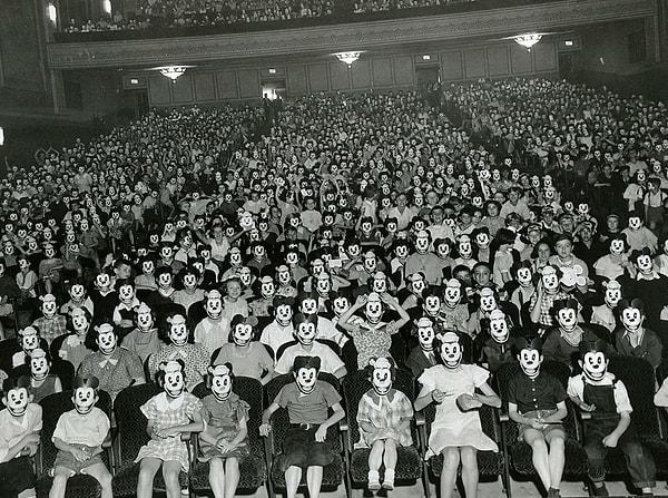 8. Şimdiye dek Mickey Mouse'u korkutucu bulmamış olsanız da 1930'larda çekilen bu Mickey Mouse Club görseli gece saatlerinde ansızın aklınıza gelebilir.