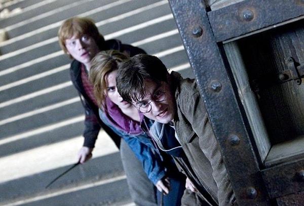Her sezonu 1 romandan uyarlanacak şekilde toplam 7 sezondan oluşması planlanan dizide Rowling, eserlerinin uygun uyarlandığını takip etmek için danışmanlık görevi üstlenecek.