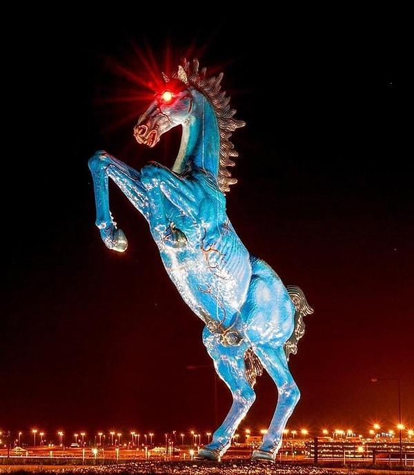 13. Denver Uluslararası Havalimanı'nı aracıyla ziyaret eden herkes Mustang isimli bu tuhaf at heykelinin etrafından dolanmak zorunda kalıyor.
