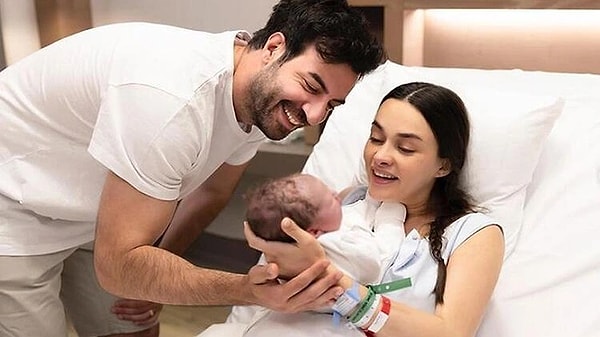 7. Ünlü oyuncu çift Hande Soral ve İsmail Demirci, geçtiğimiz yıl doğan oğulları Ali'nin yüzünü ilk kez paylaştı!