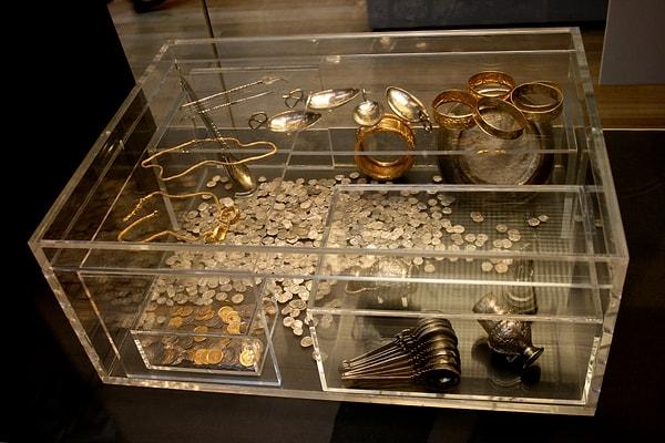 4. Hoxne Hazinesi: Hoxne Hazinesi, 1992 yılında İngiltere'nin Suffolk kentindeki Hoxne köyü yakınlarında bir tarlada keşfedilen çarpıcı bir altın ve gümüş sikkeler, mücevherler ve çeşitli nesneler koleksiyonudur.