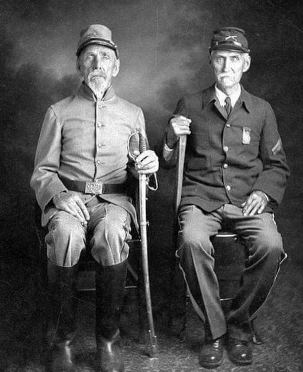 11. 1910'da Amerikan İç Savaşı'nın zıt taraflarında savaşan iki kardeş 👇
