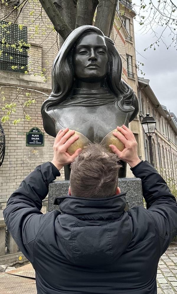 13. Paris'teki Dalida heykelinin göğüslerine dokunmak dokunana şans getiriyormuş 🍀