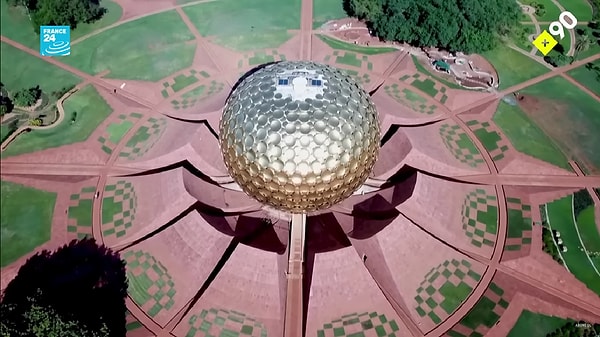 Altından yapılmış, küre şeklindeki bu yapının isimi Matrimandir. İnsanlar, şehrin kalbi olarak bilinen ve güneşi temsil eden bu yapıyı meditasyon mekanı olarak kullanıyorlar.