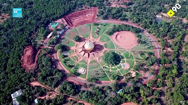 Peşinde oldukları yerleşim planı, sarmal doğrultuda çok katlı binalar yaparak Auroville’i bir galaksi görünümüne getirmek. Ancak bu hedefe hem ekonomik hem de altyapısal sebeplerden dolayı uzaklar.