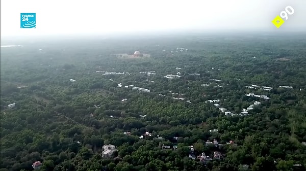 Nüfusunu her yıl yaklaşık yüz kişi arttıran Auroville, maneviyatı ve ekolojik koşulları ilke edinen insanları şehre bekliyor.