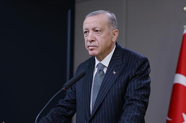 Cumhurbaşkanı Recep Tayyip Erdoğan, kamuda işi bırakıp ülke dışına veya özel sektöre geçen doktorlar hakkında da “Gidiyorlarsa gitsinler, üniversiteleri yeni bitiren doktorlarımızla yola devam ederiz” demişti.