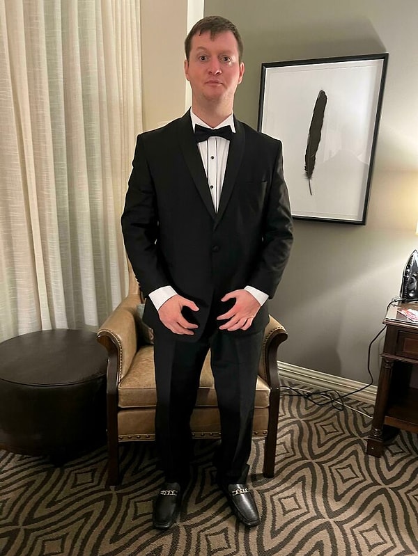 22. «Несколько месяцев назад я научился стоять на физиотерапии без рук. А теперь я стою в смокинге»